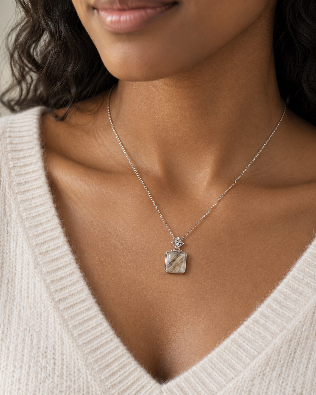 Detail view of the Toujours Eternity silver pet keepsake necklace with 12 × 12 mm centerpiece